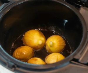 キッチンカウンターに置かれた赤いホットクック